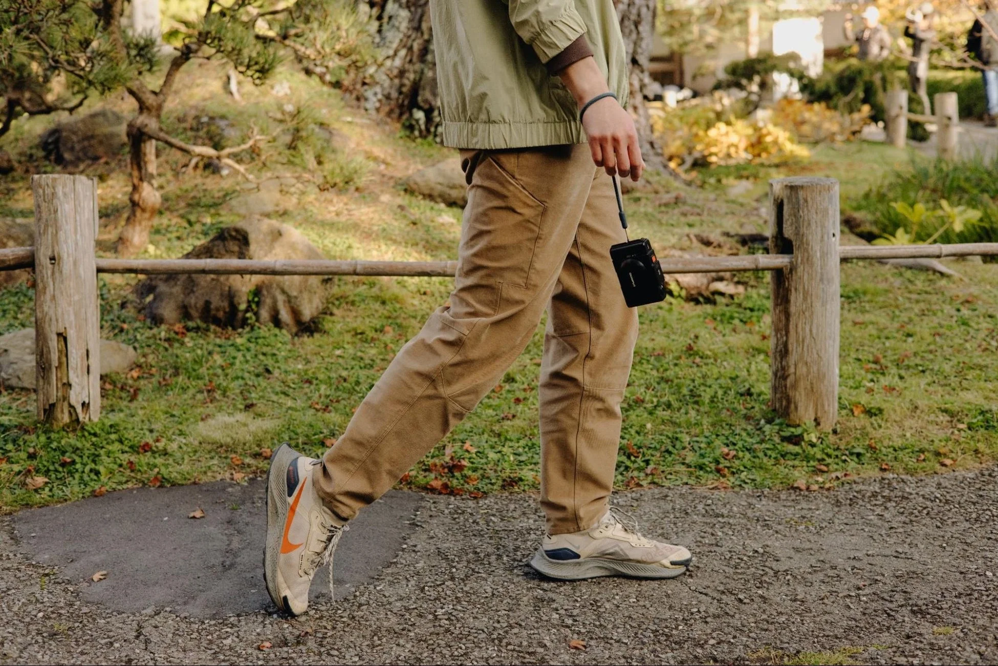 コンデジを持つ人物の足元