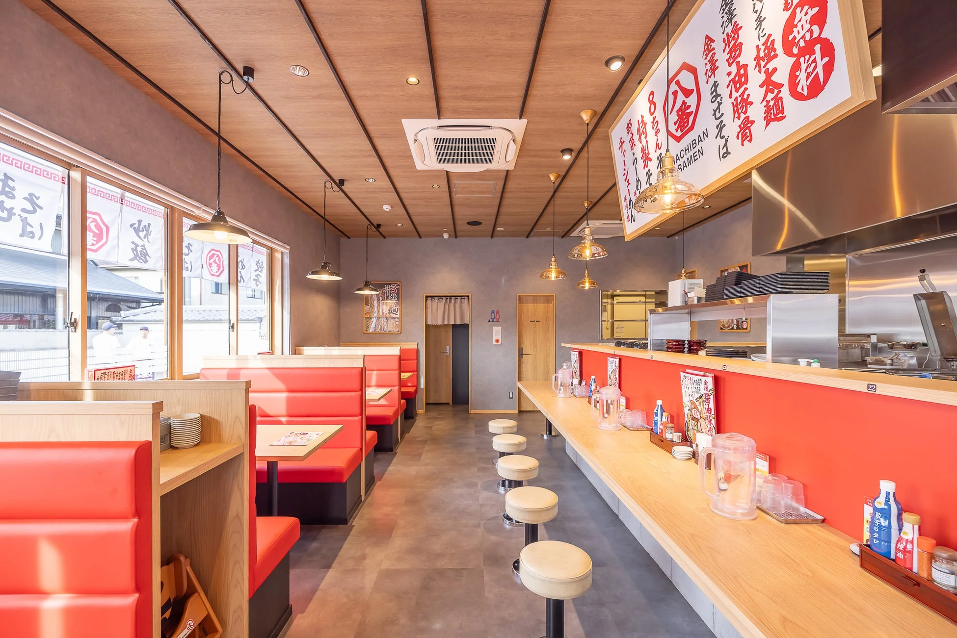 日本のラーメン店の明るく清潔な店内風景