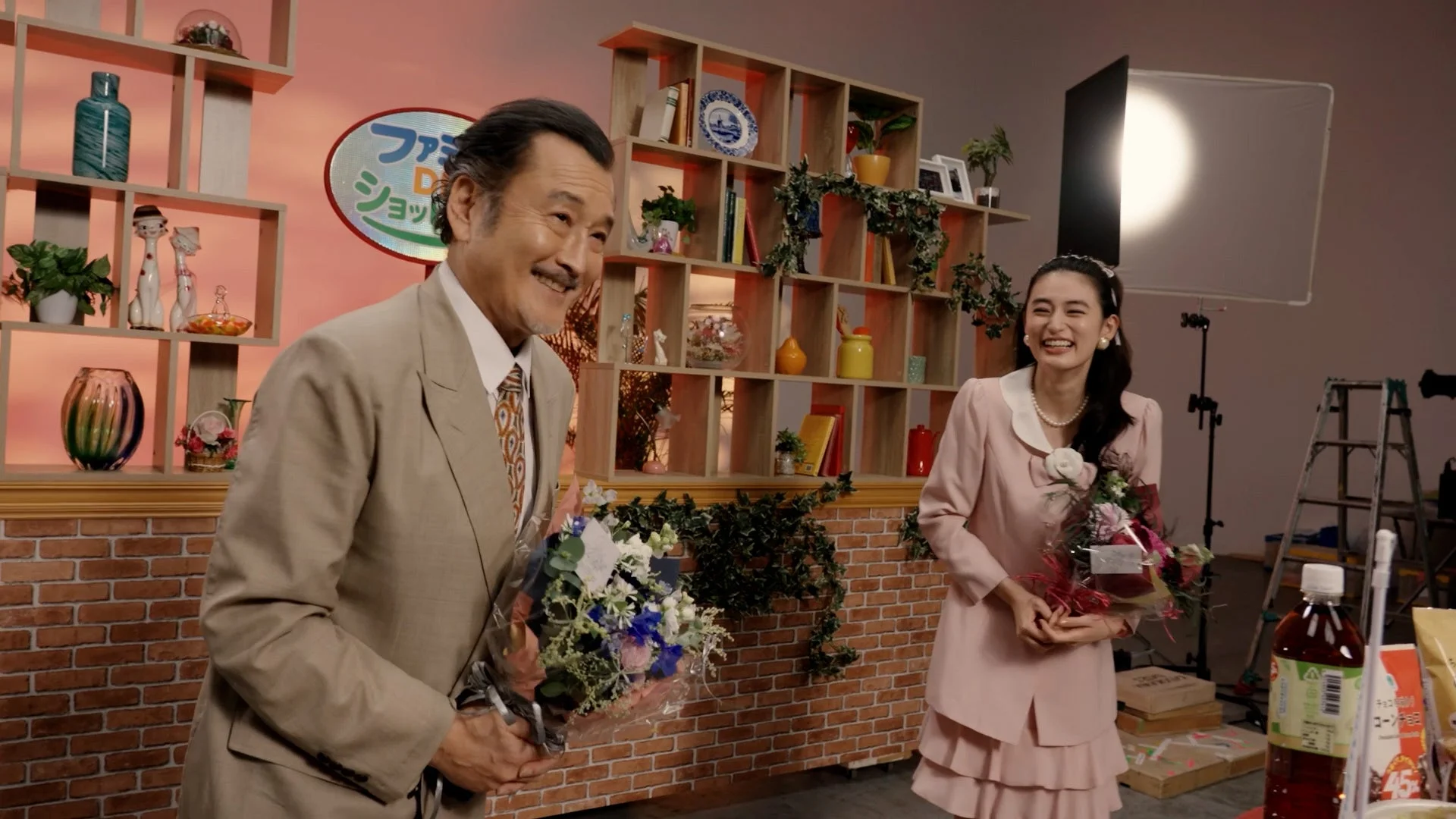 撮影中の笑顔の吉田鋼太郎さんと八木莉可子さん