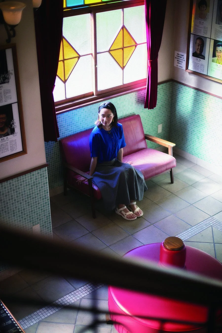 ステンドグラスの窓と女性