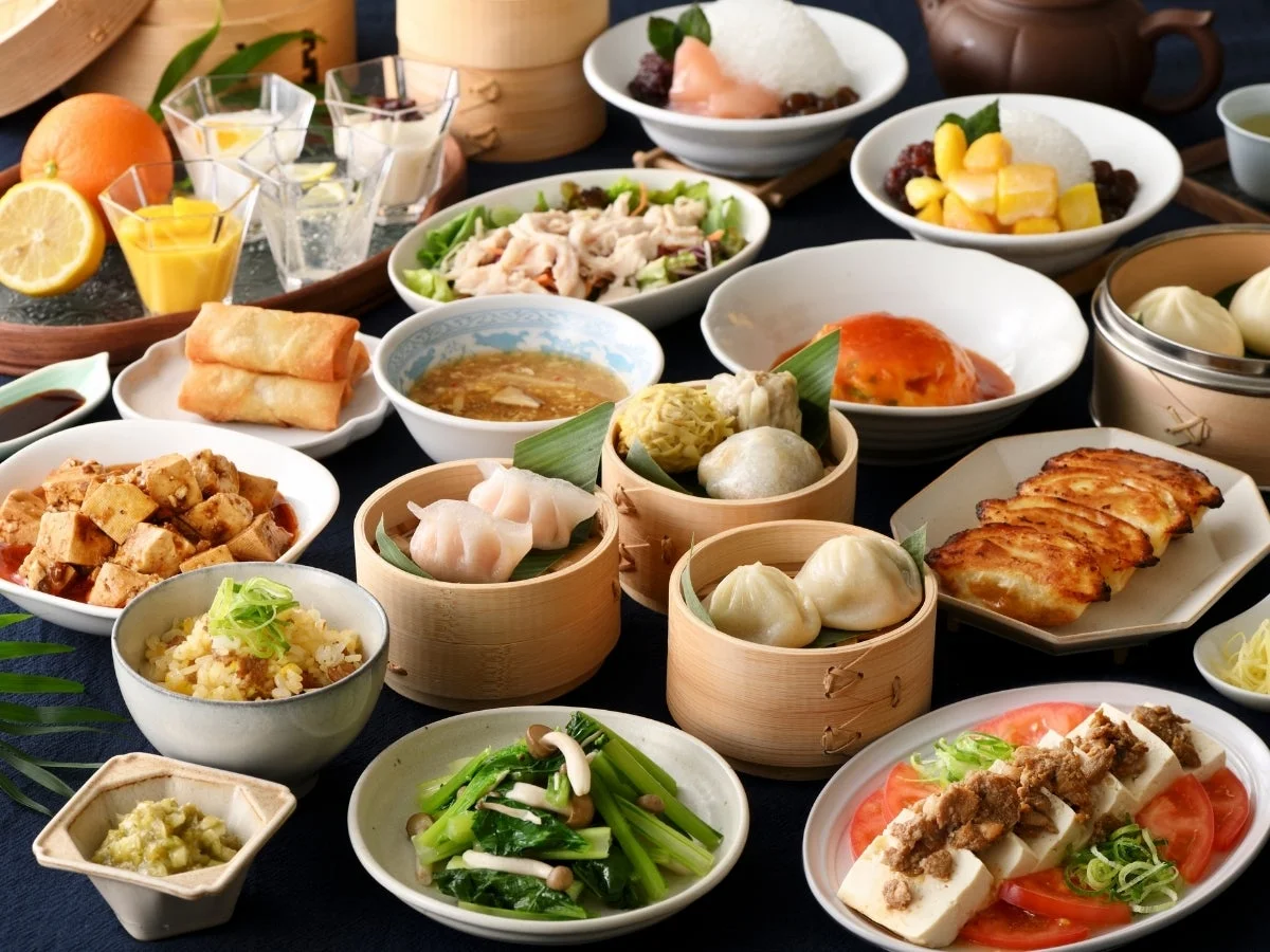 豪華な中華料理の食卓