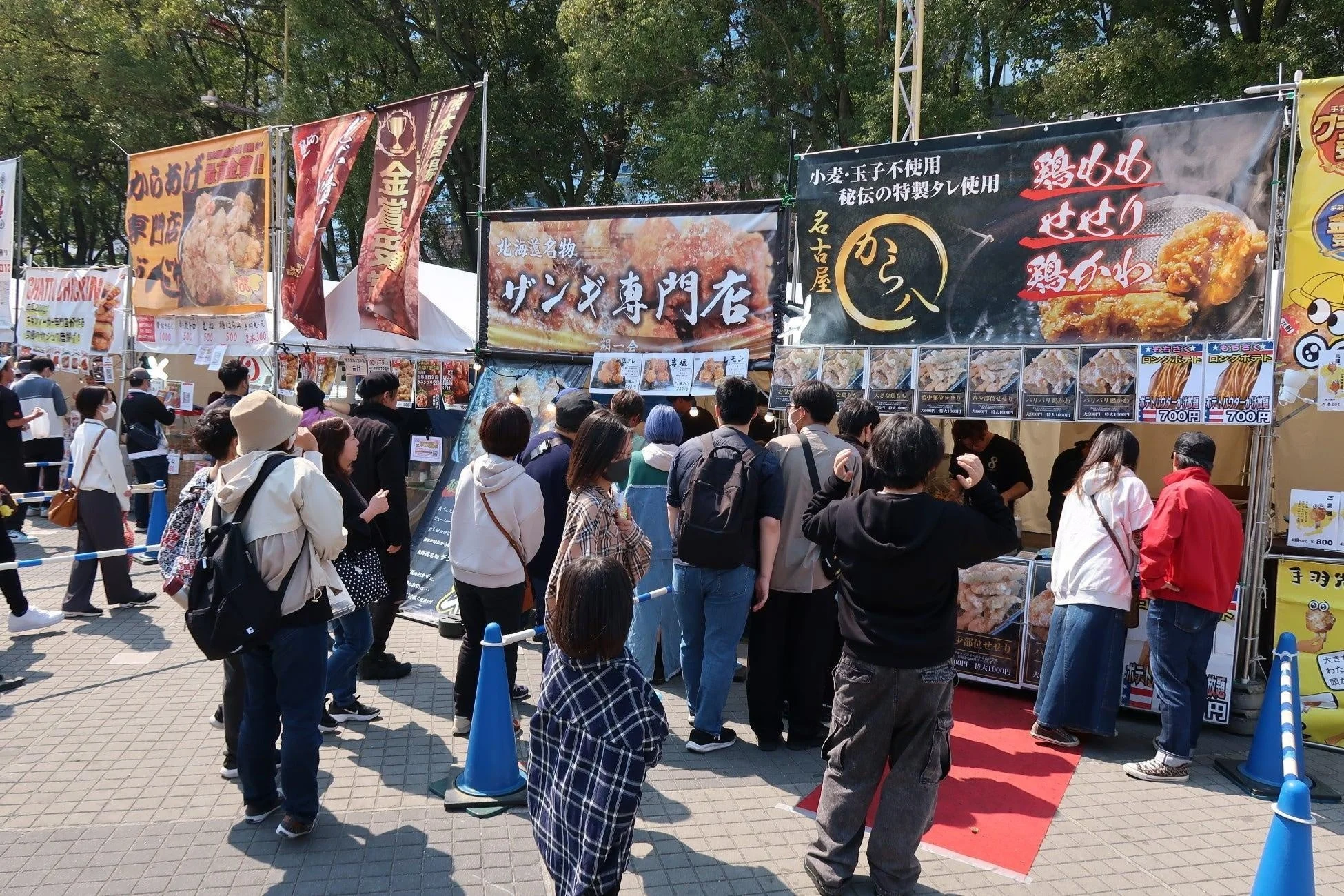 晴れた日に屋外で開催されているフードイベントの様子