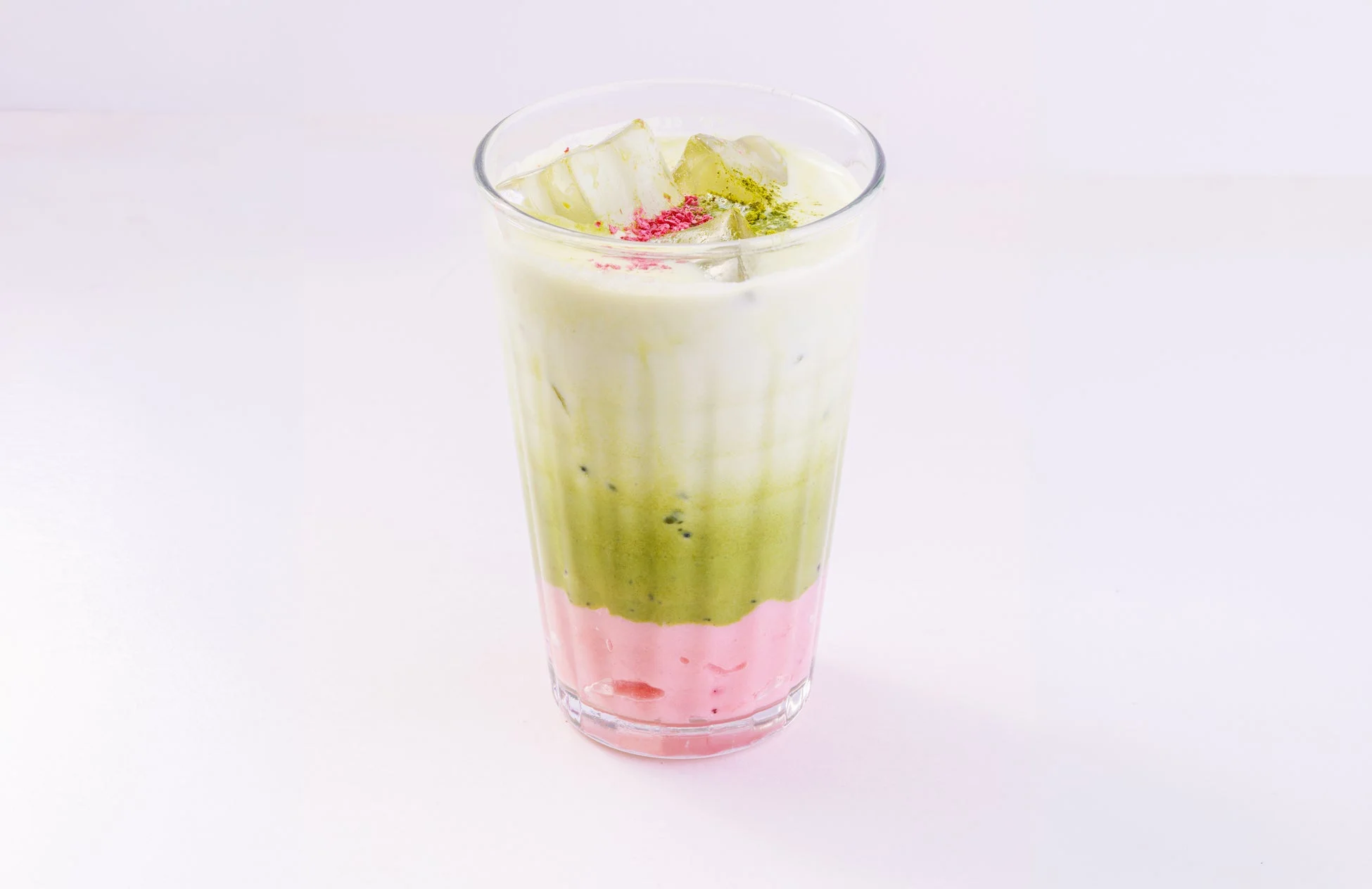ピンク、緑、白の3層に分かれた美しいアイスドリンク