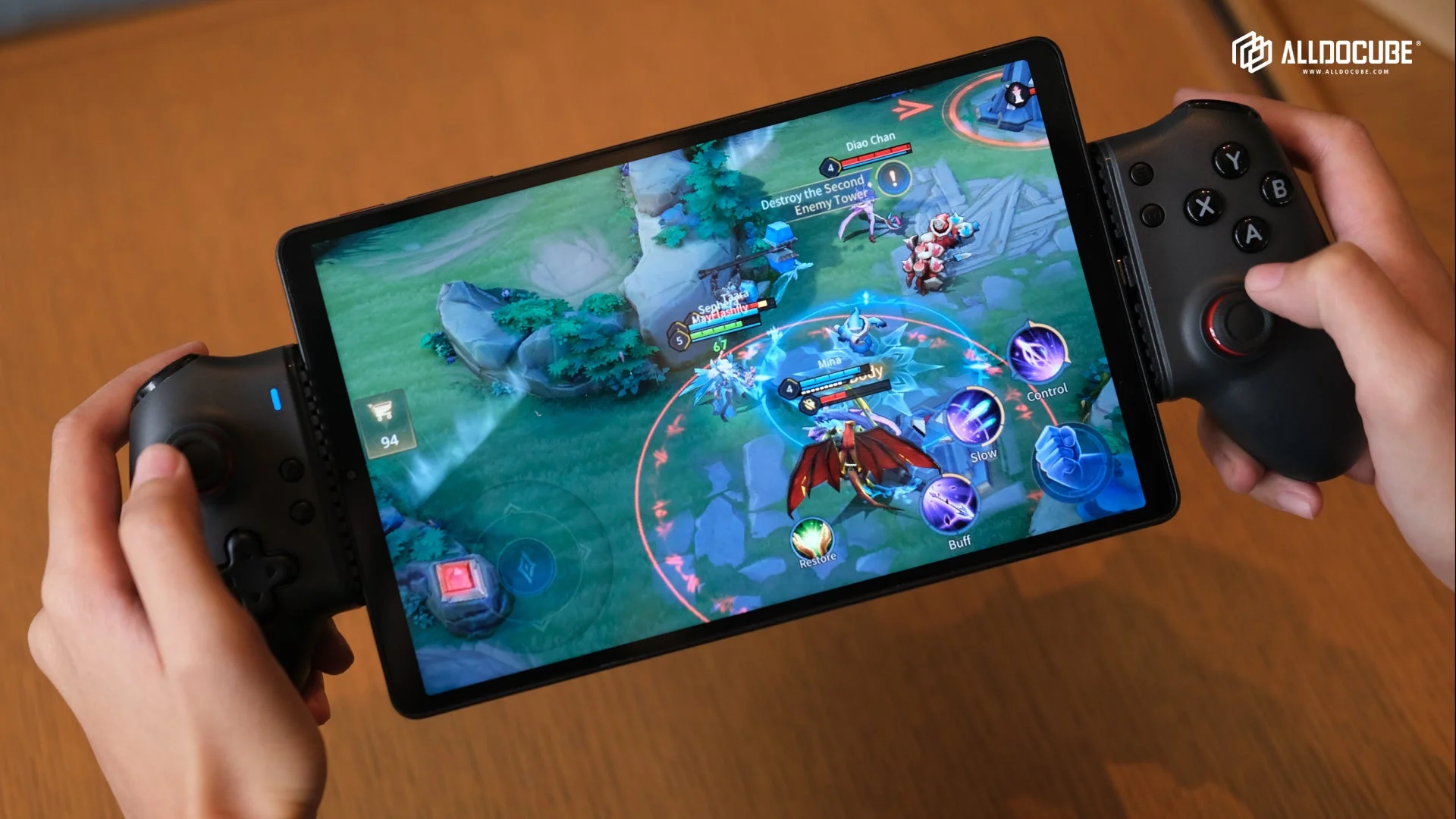 ゲームコントローラーを装着したタブレットで、MOBAスタイルのモバイルゲームをプレイしている様子