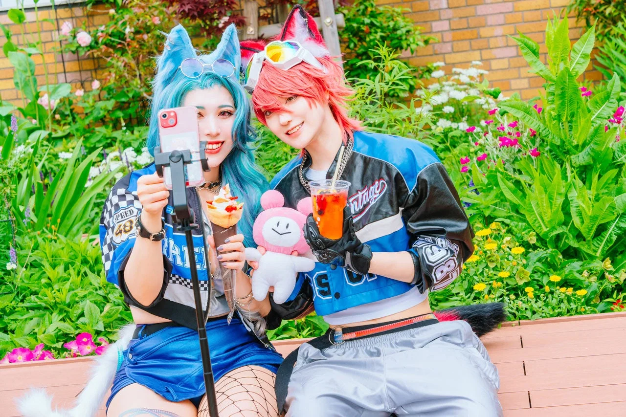 屋外で自撮りを楽しむコスプレイヤー