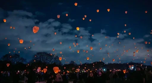 夜空に浮かぶ幻想的なランタン