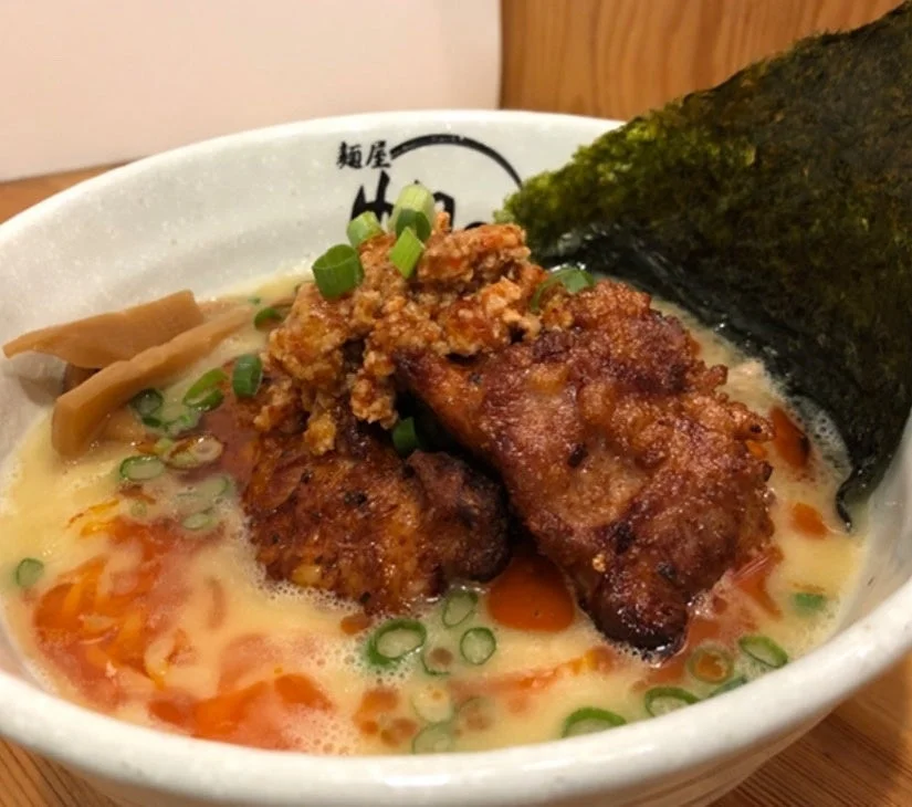 豪快なからあげが2つ乗った鶏白湯ラーメン