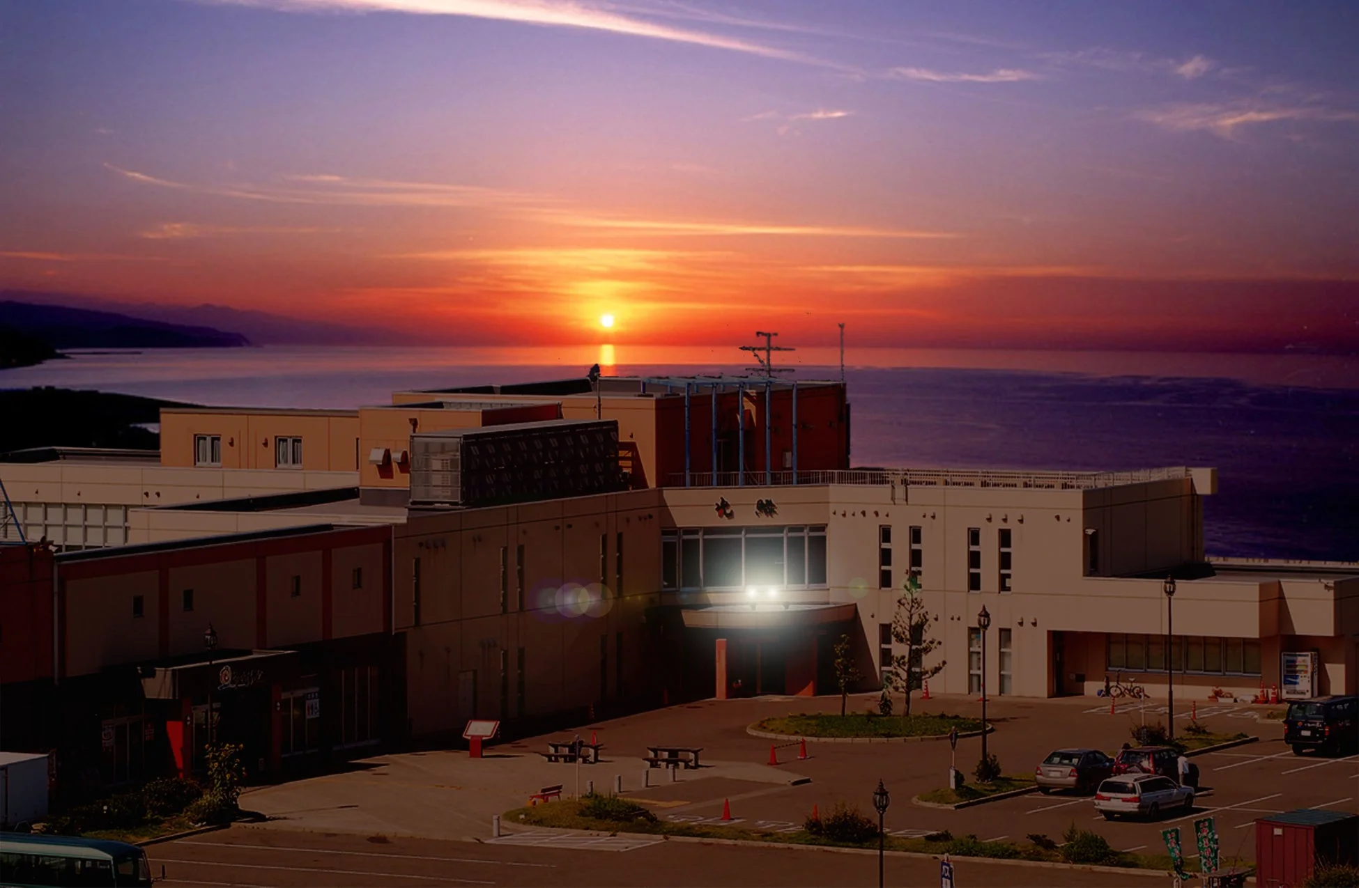 道の駅うみてらす名立外観（夕焼け）