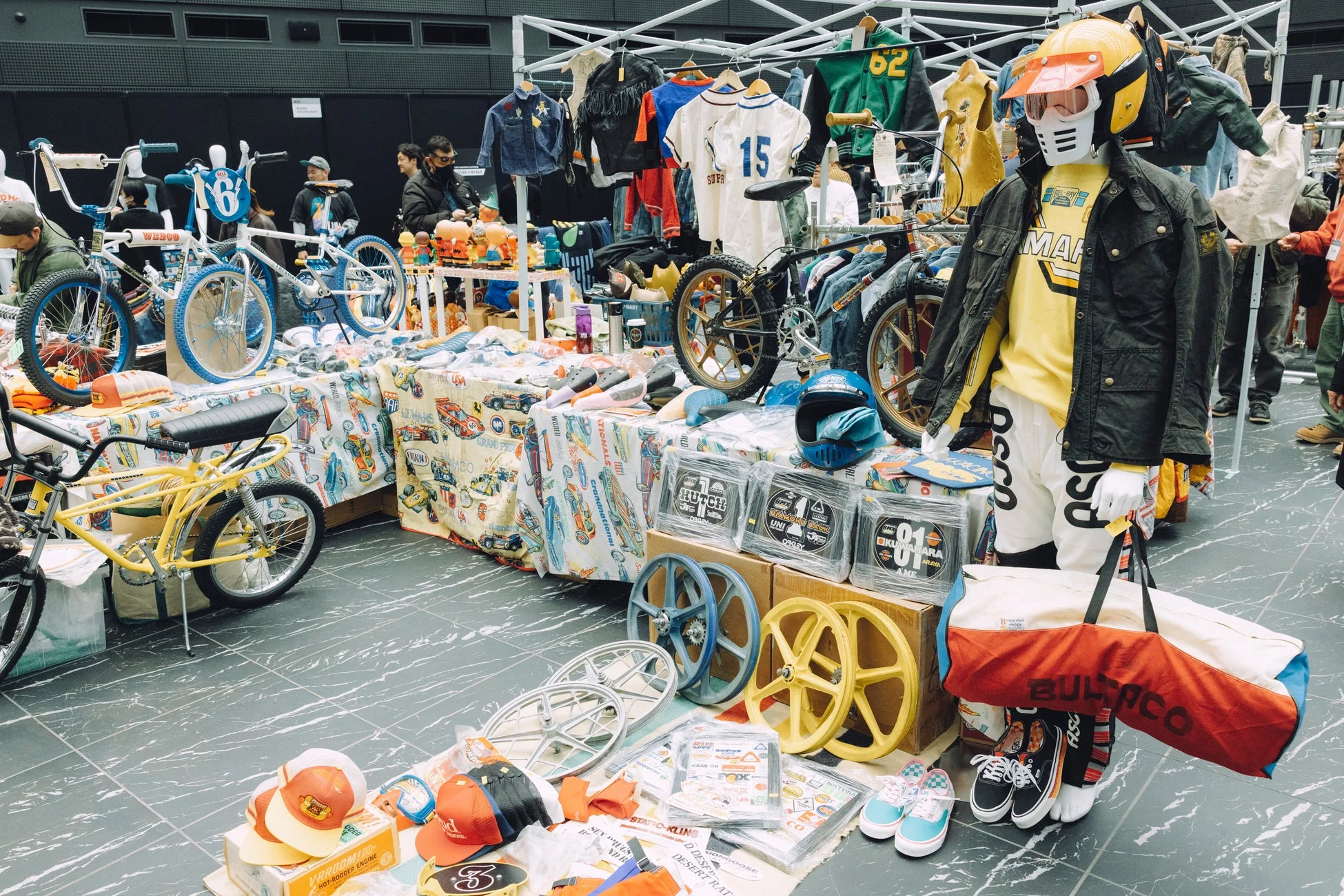 ヴィンテージBMXなども並ぶマーケットの様子