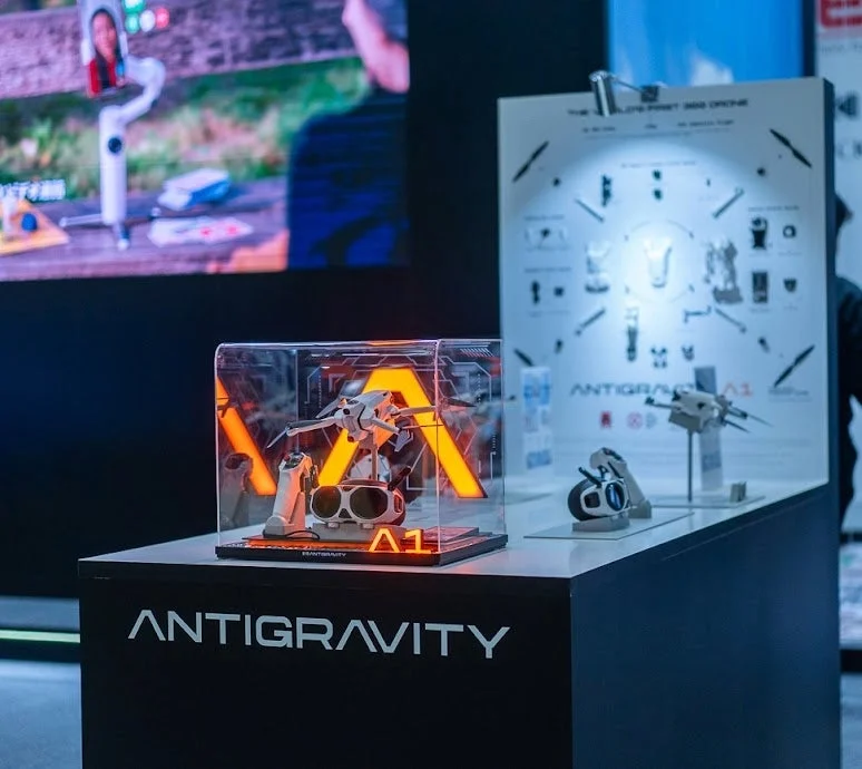 FPVドローン「ANTIGRAVITY A1」と関連アクセサリーの展示