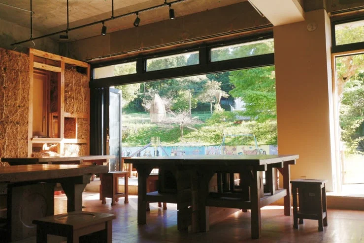 ヤマドリ珈琲の開放的な店内