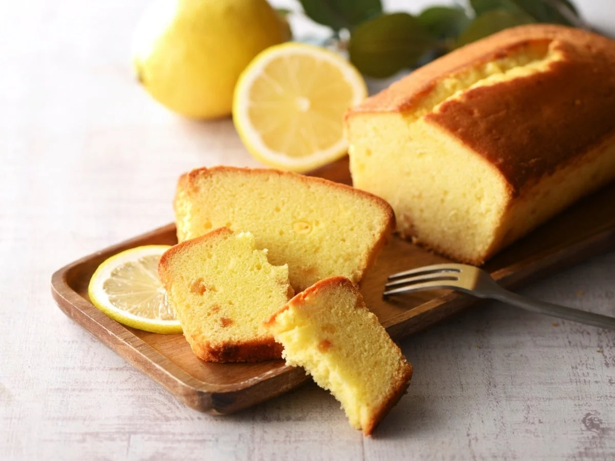 木製トレーに置かれたレモンパウンドケーキ