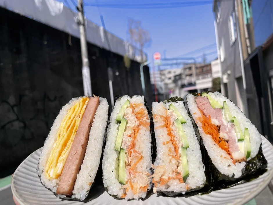 屋外で皿に盛られた4つのおにぎらず