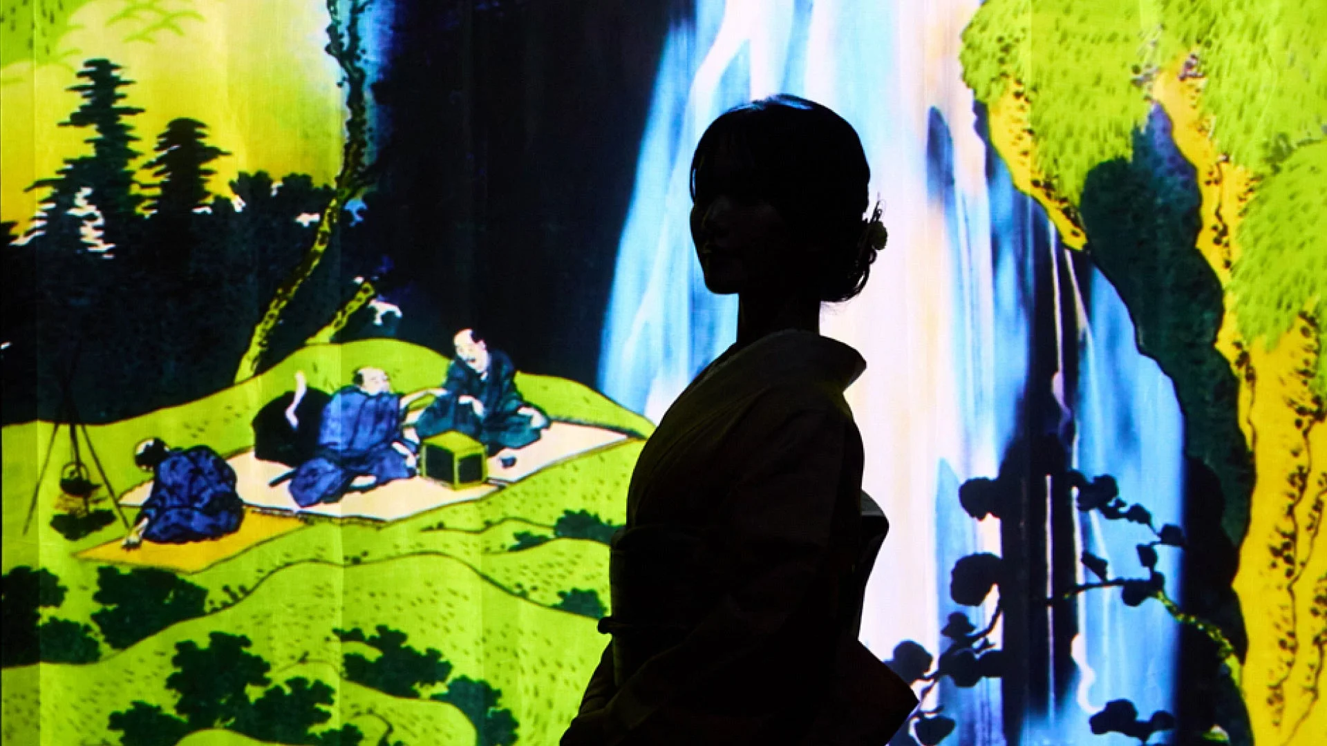 和装の女性シルエットと滝のデジタルアート