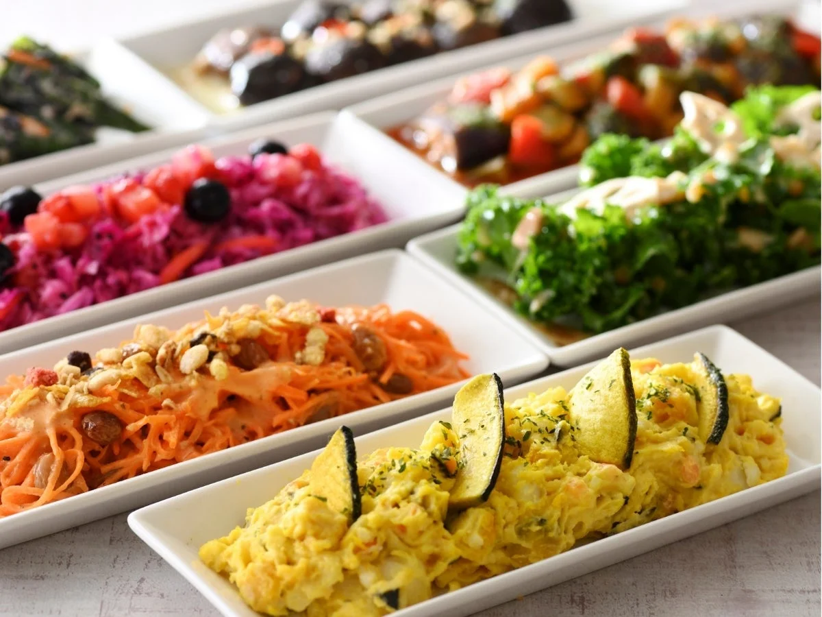 色とりどりの野菜デリが並んだ健康的な食事の風景