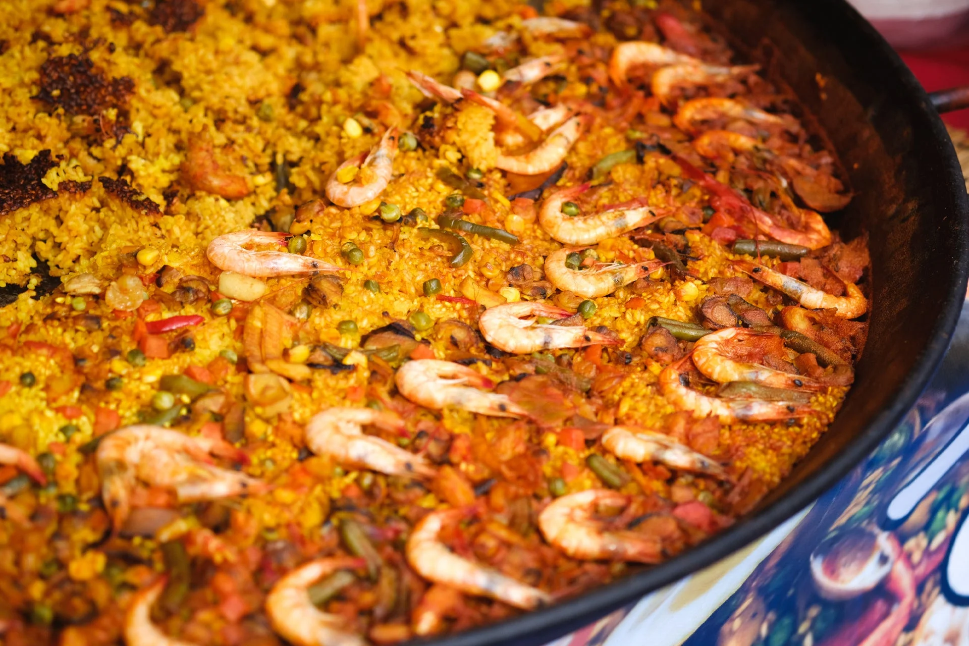 大鍋で調理された色鮮やかなパエリア