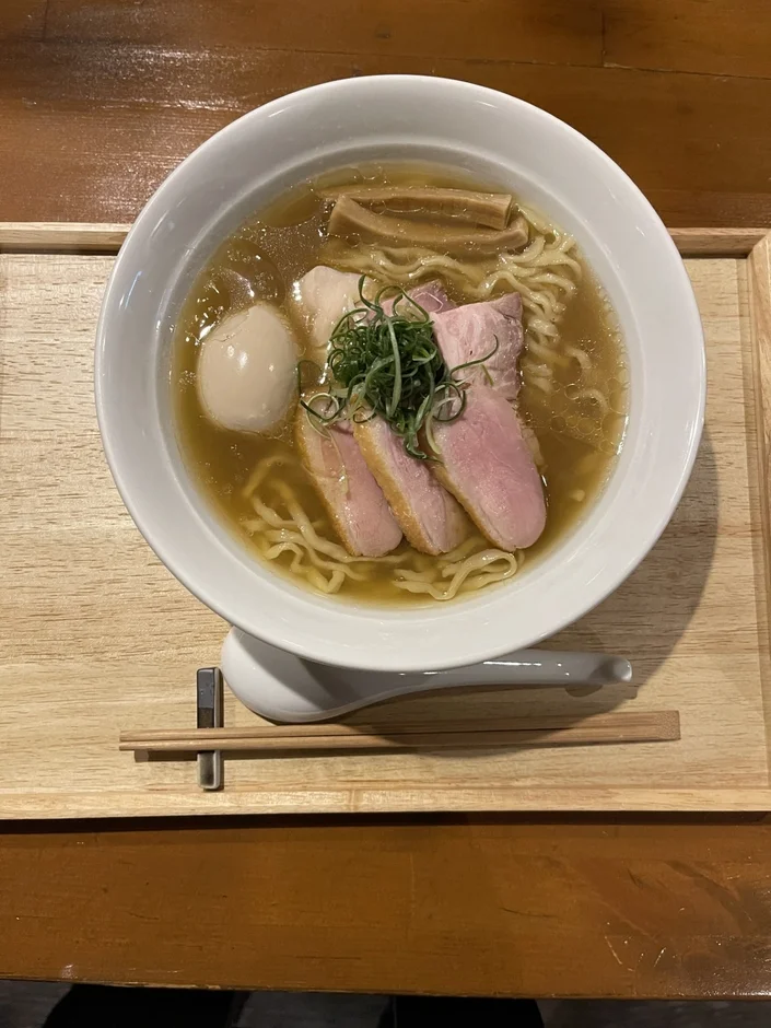 鴨肉、煮卵、メンマ、ネギがトッピングされたラーメン