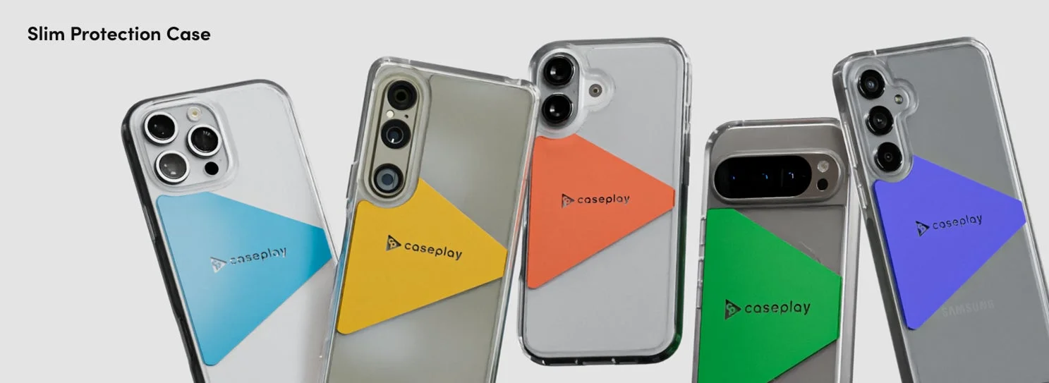 複数のスマートフォンが、カラフルな三角形の「caseplay」ロゴ入りインサートが特徴の透明でスリムな保護ケースを装着している様子です。