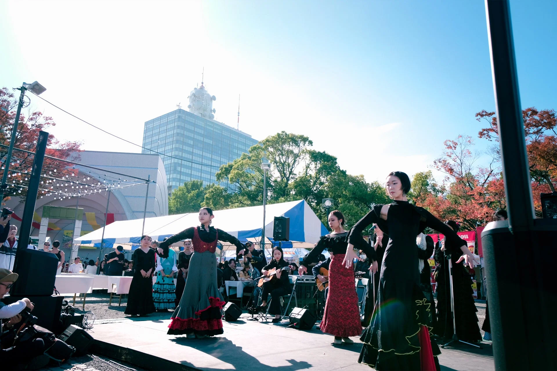 屋外ステージでのフラメンコダンス