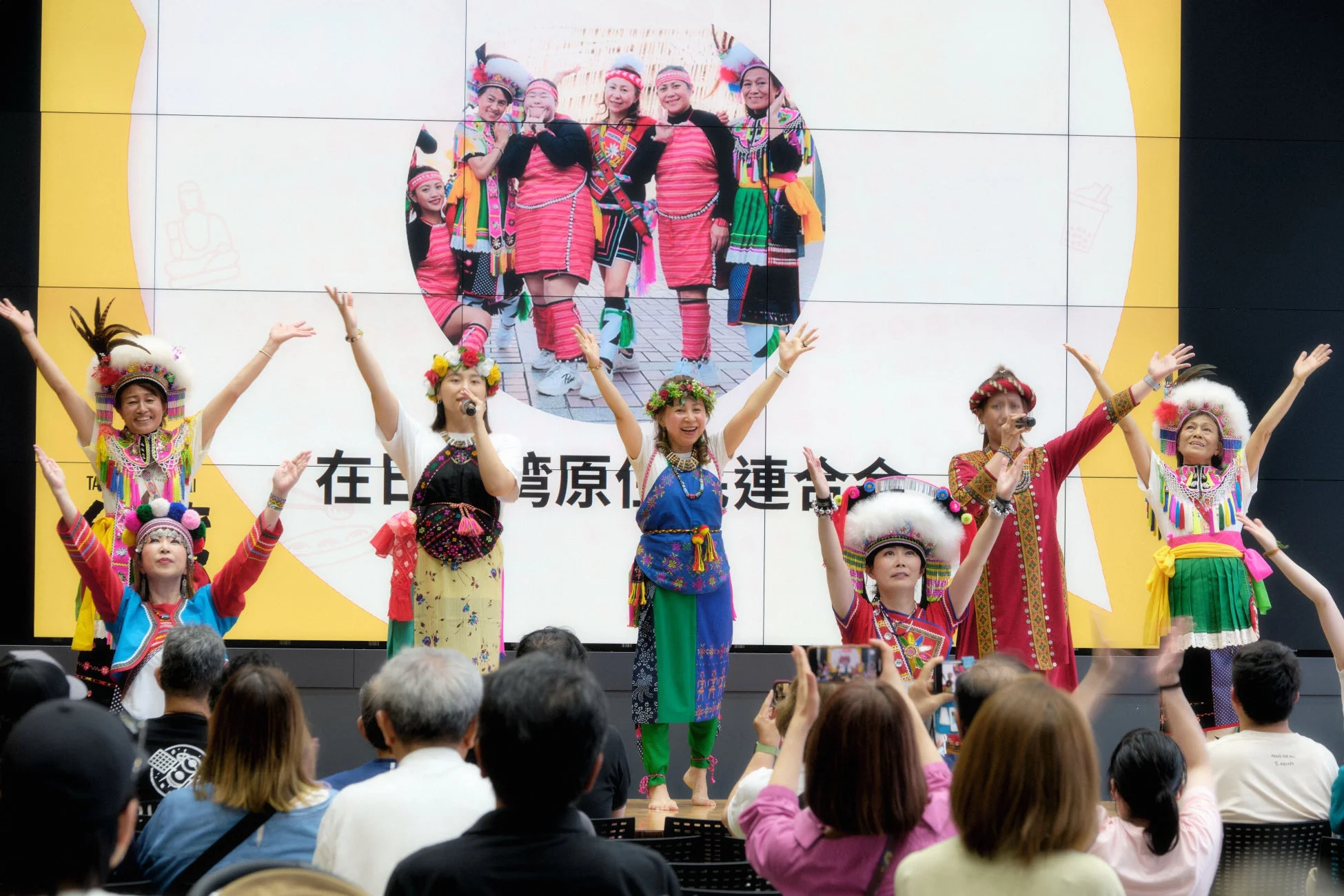 民族衣装をまとった女性たちのステージパフォーマンス