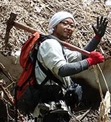 つるはしを担ぐ男性