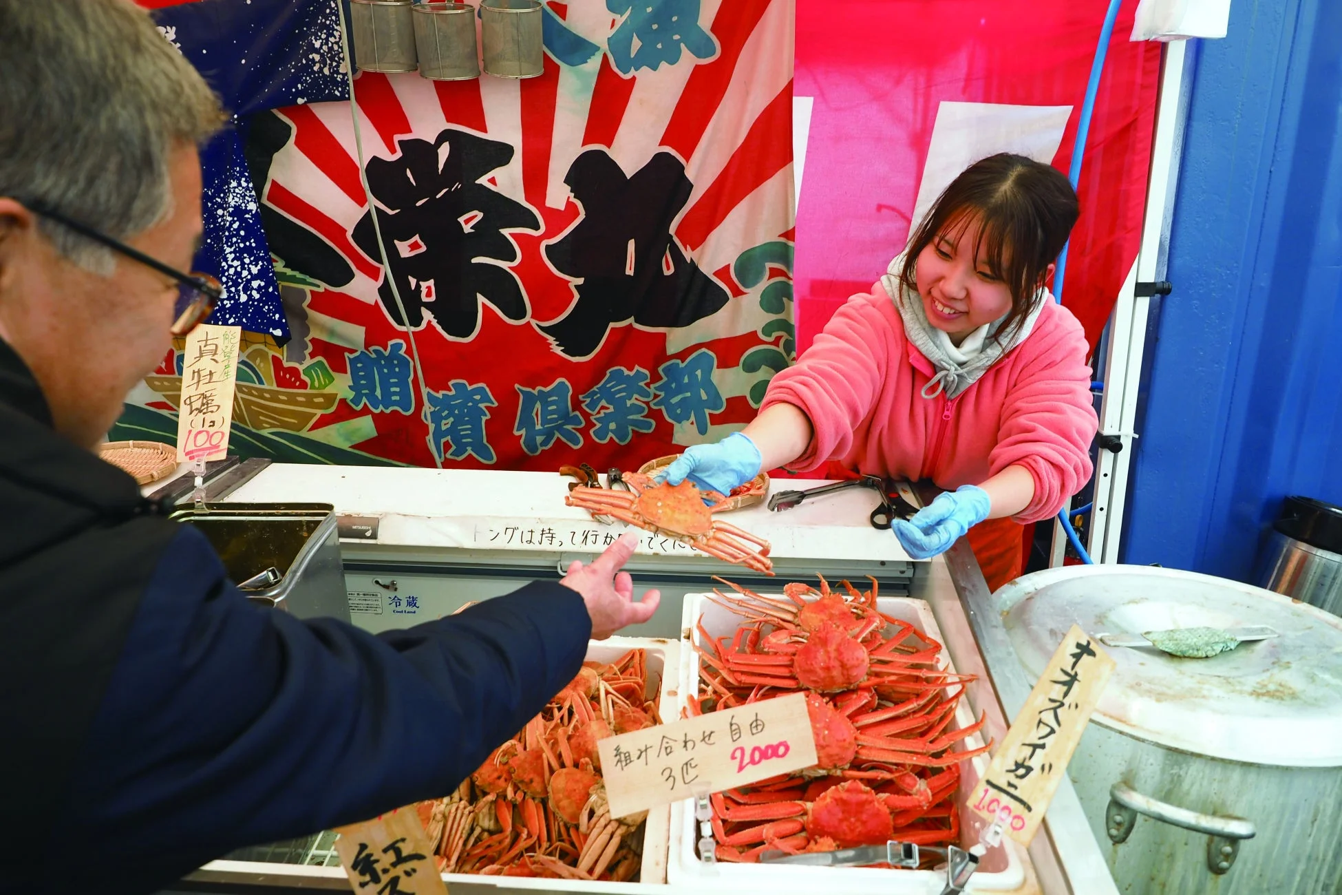 カニを販売する様子