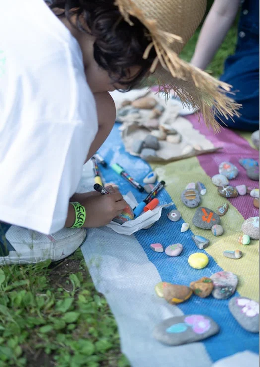 石に絵を描く子供