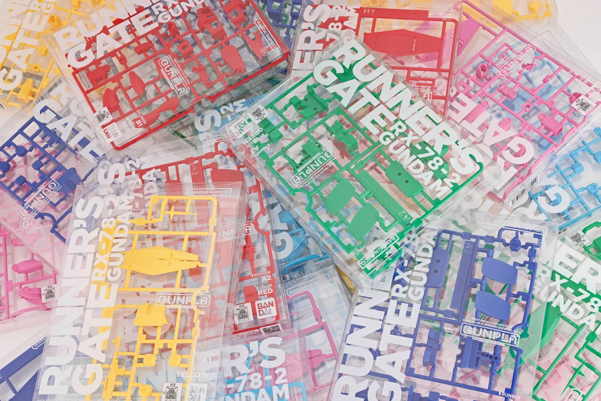 様々な色のガンダムRX-78-2のプラモデルのランナー