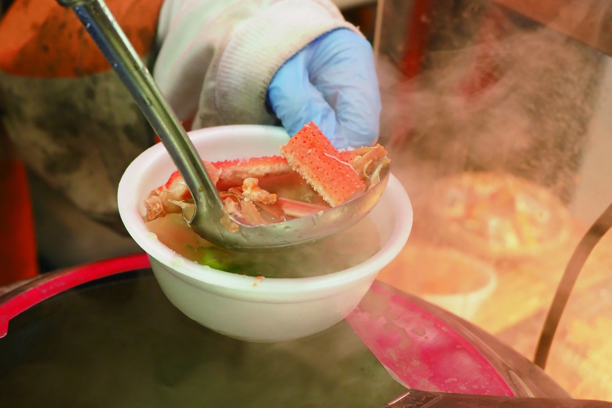 カニ汁を盛り付ける様子