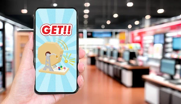 スマートフォンでスタンプラリーに参加する様子