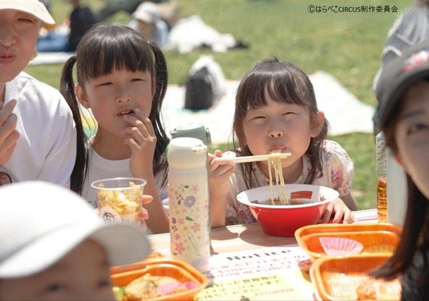 食事を楽しむ子供たち