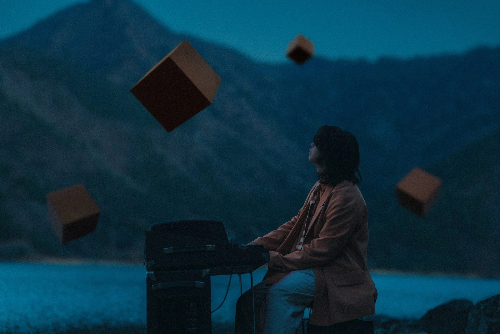 夕暮れ時、湖畔でキーボードを弾く人物