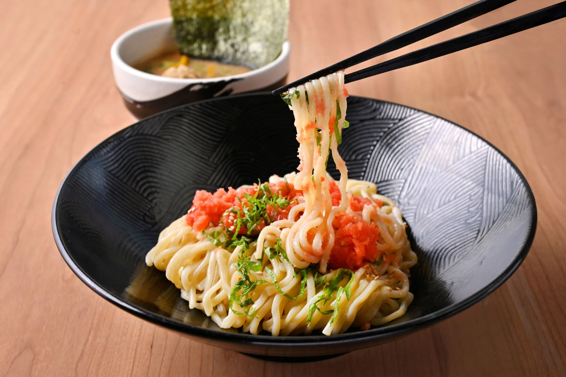 麺を箸で持ち上げている画像