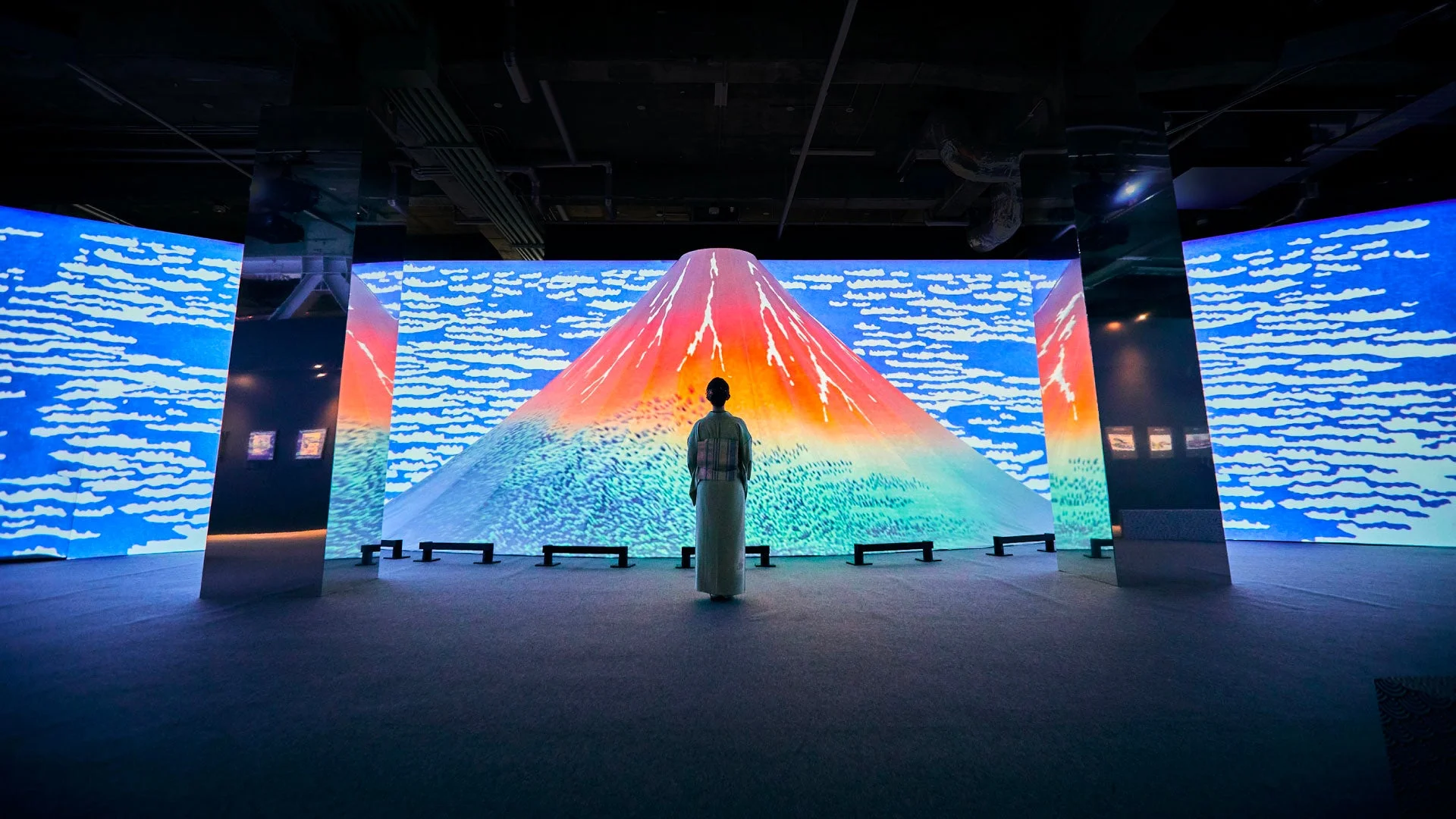 赤富士のデジタルアートと着物姿の人物