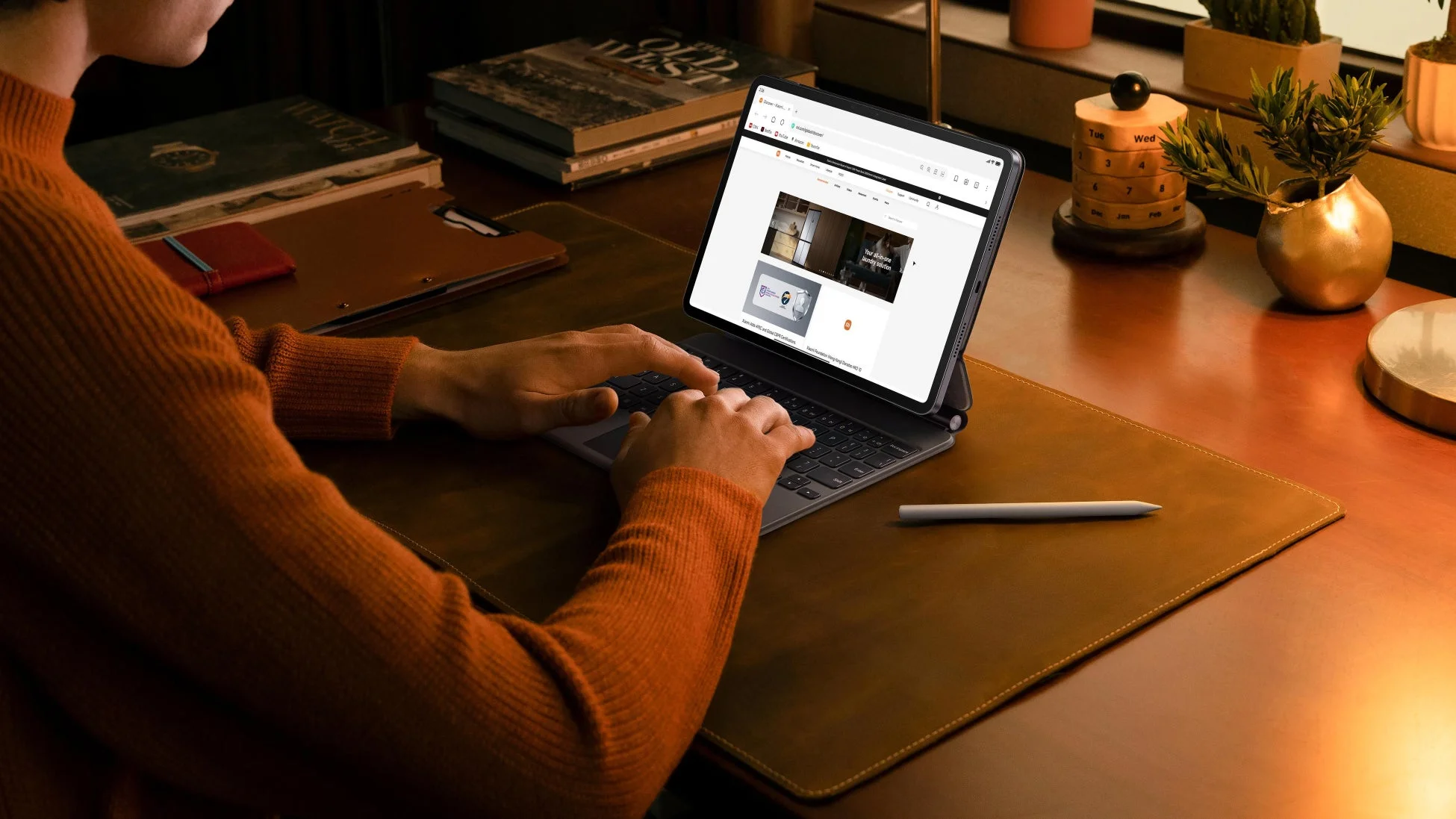 タブレットとキーボードで作業するワークスペース