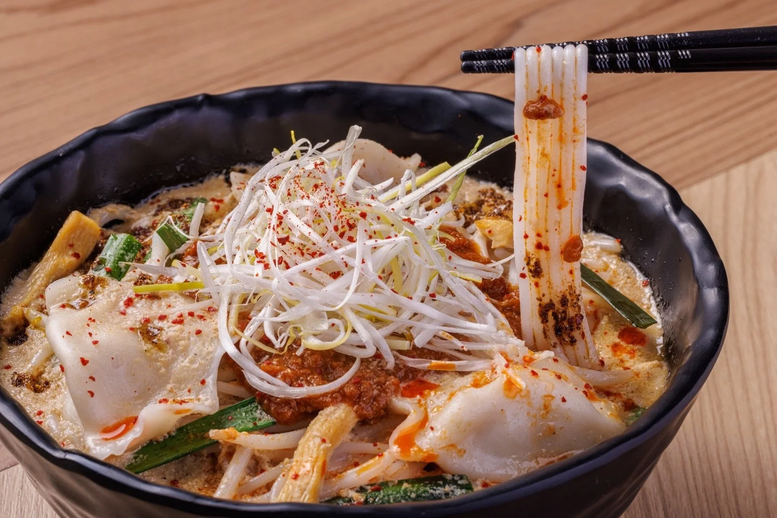 クリーミーで辛そうなスープの麺料理