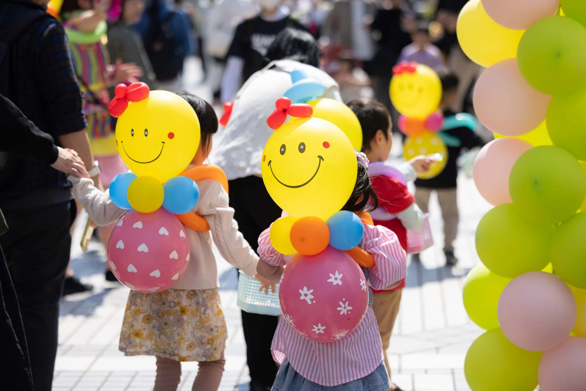 バルーンアートを楽しむ子供たち