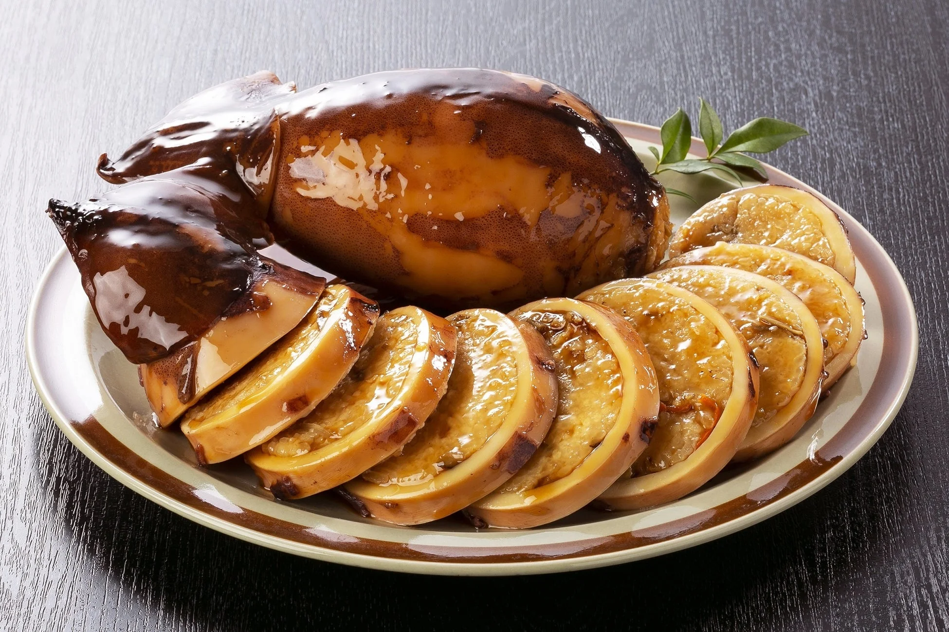 ご飯を詰めて甘辛いタレで煮込まれたイカ飯