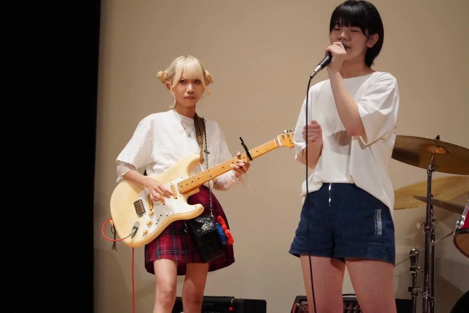 ステージでパフォーマンスを行う女性ミュージシャン