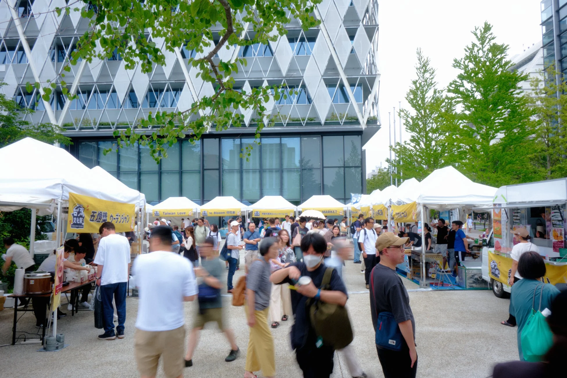 賑わう屋外マーケットの様子