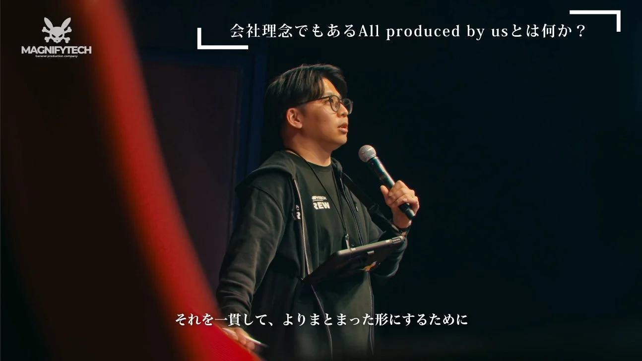 マイクで話す男性