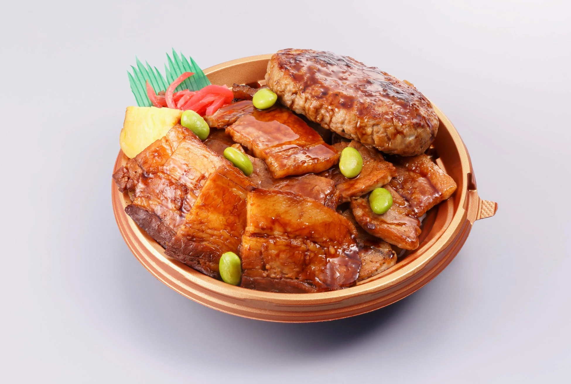 豚肉の照り焼きとハンバーグがメインの豪華な弁当