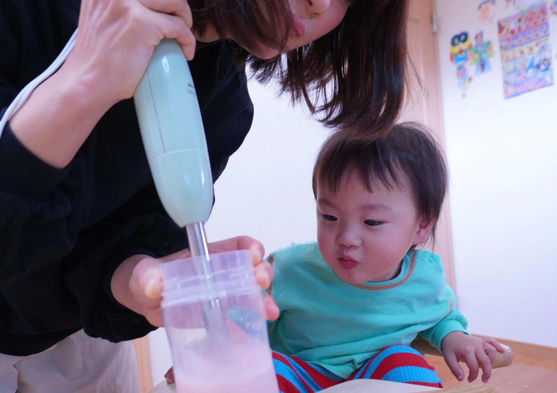 親子で料理する様子
