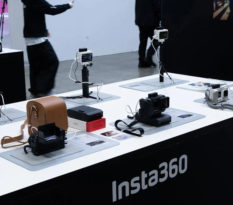 Insta360のカメラ製品やアクセサリーが展示されたブースの様子