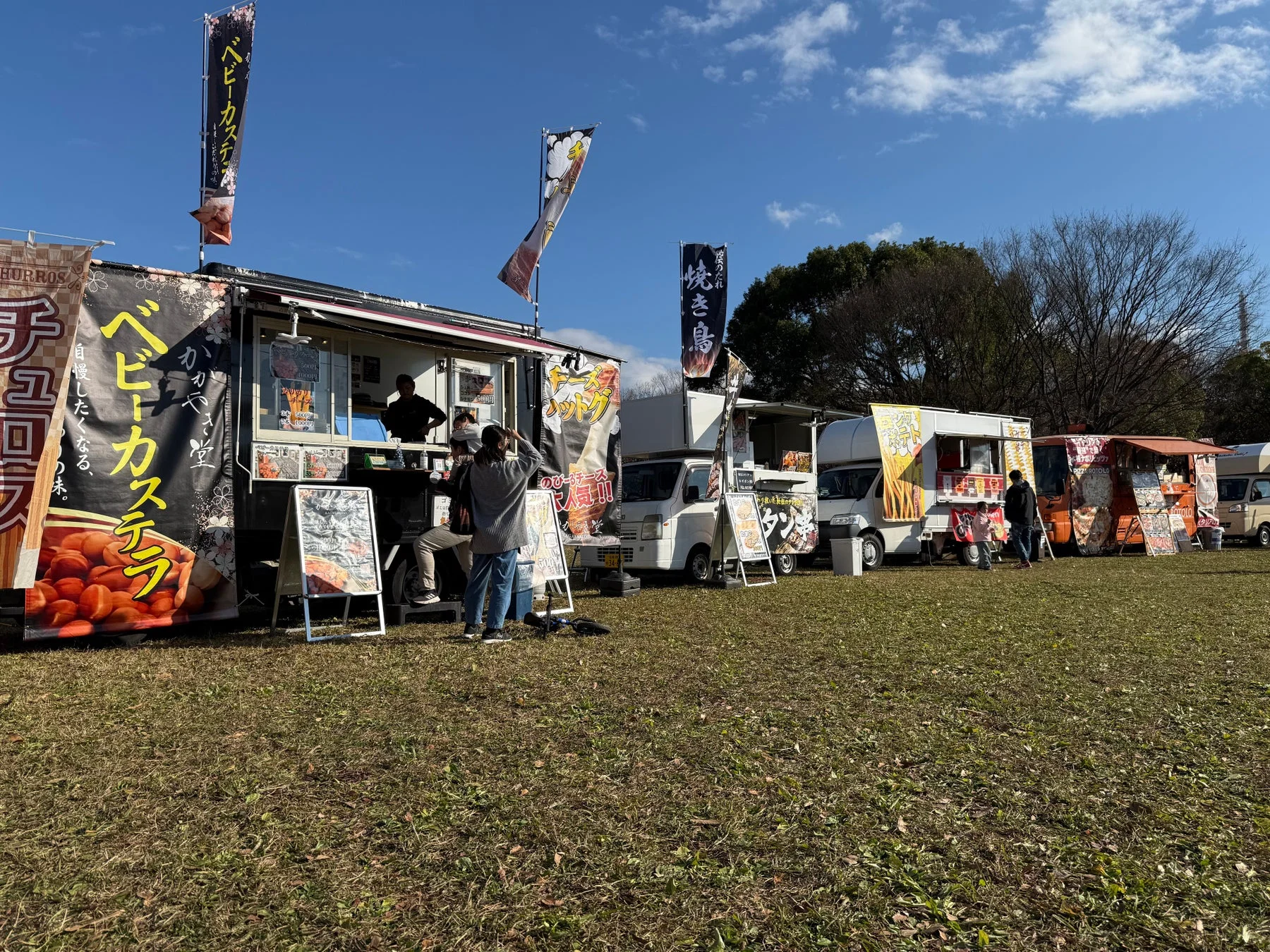 フードトラックが立ち並び賑わう広場