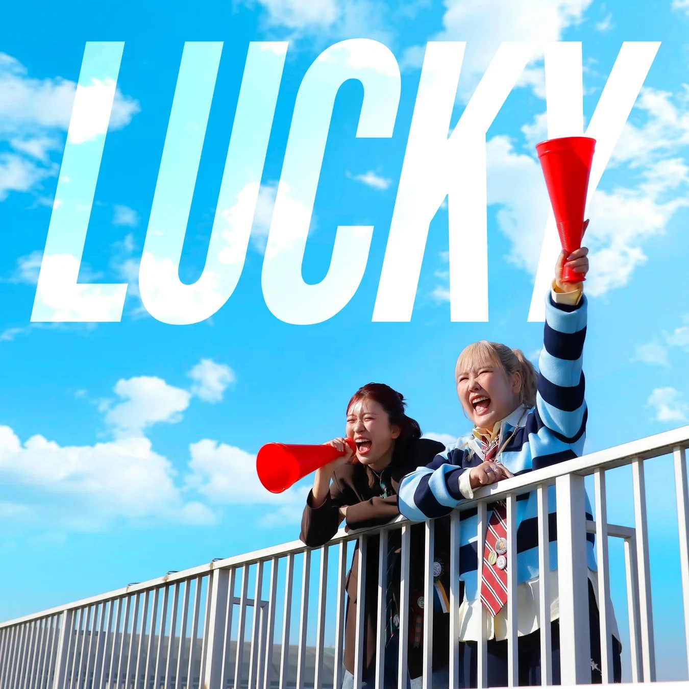 応援する女性二人組、「LUCKY」の文字