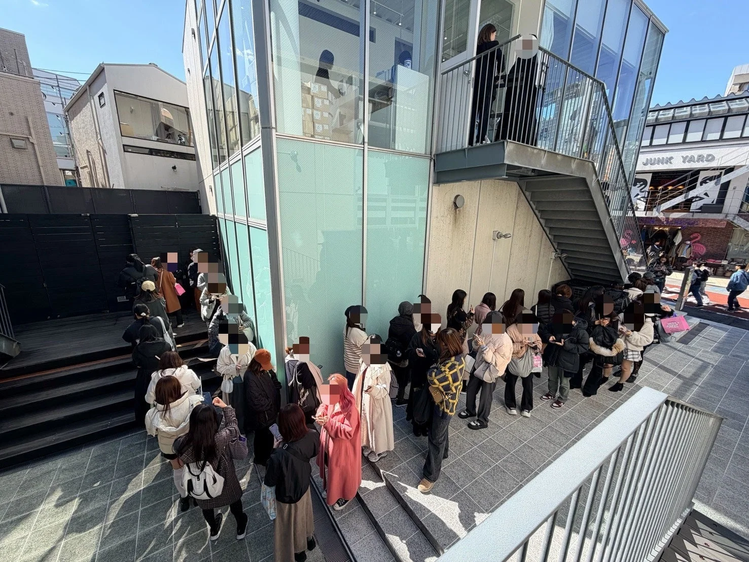 イベント会場外の行列の様子