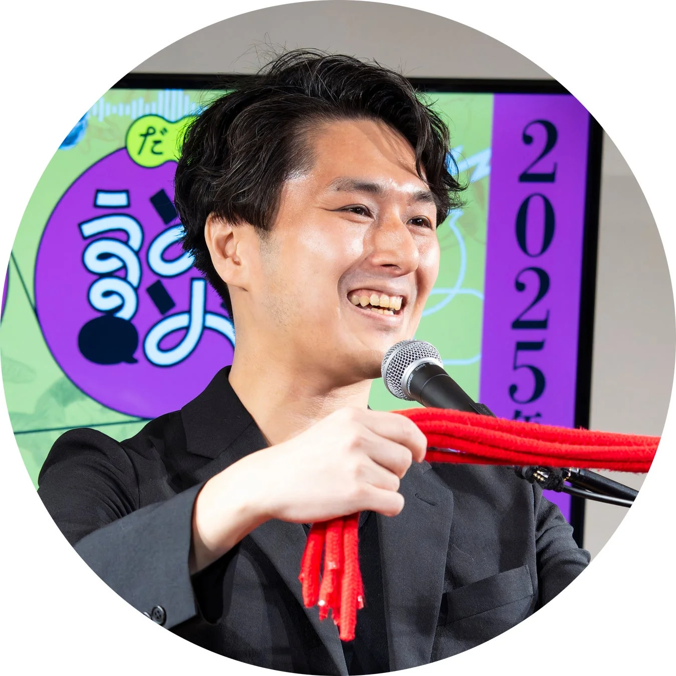 赤い紐を持つ男性