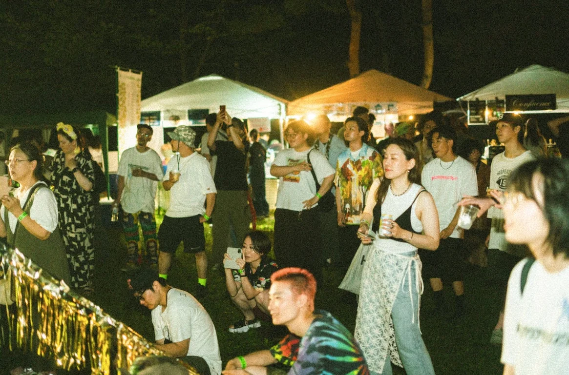 夜のイベント会場の賑わい