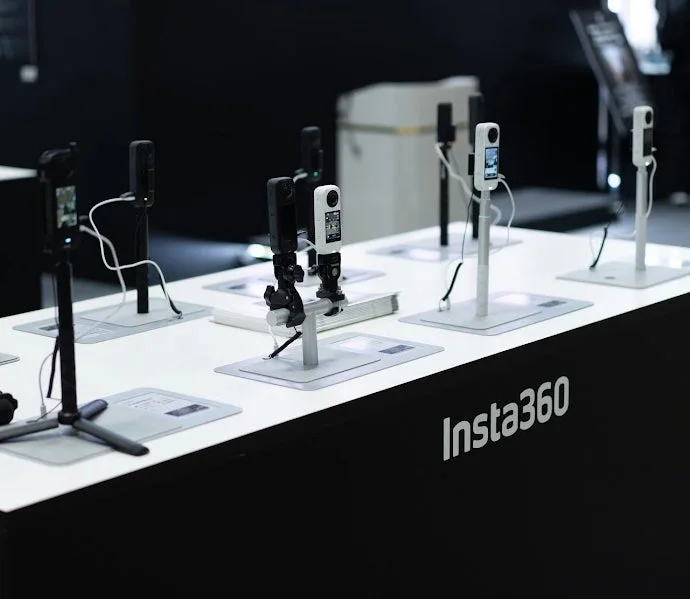 Insta360の複数のカメラ製品が展示されている様子